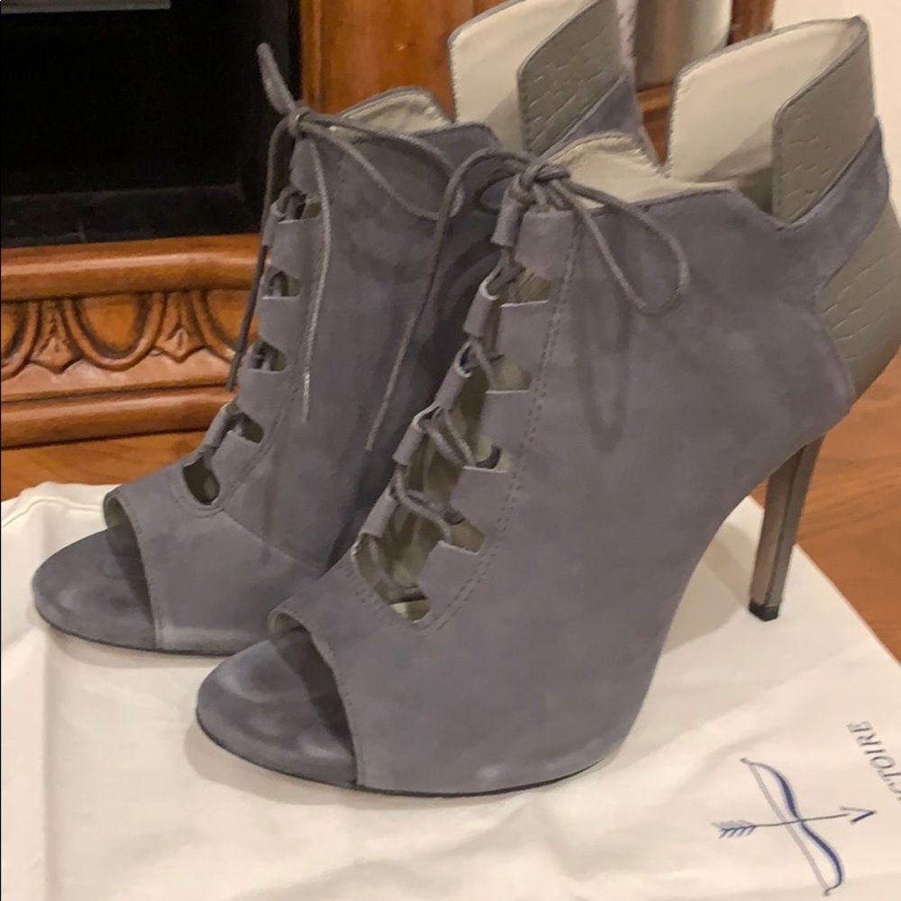 Pour LA Victoire lace up booties 9 1/2